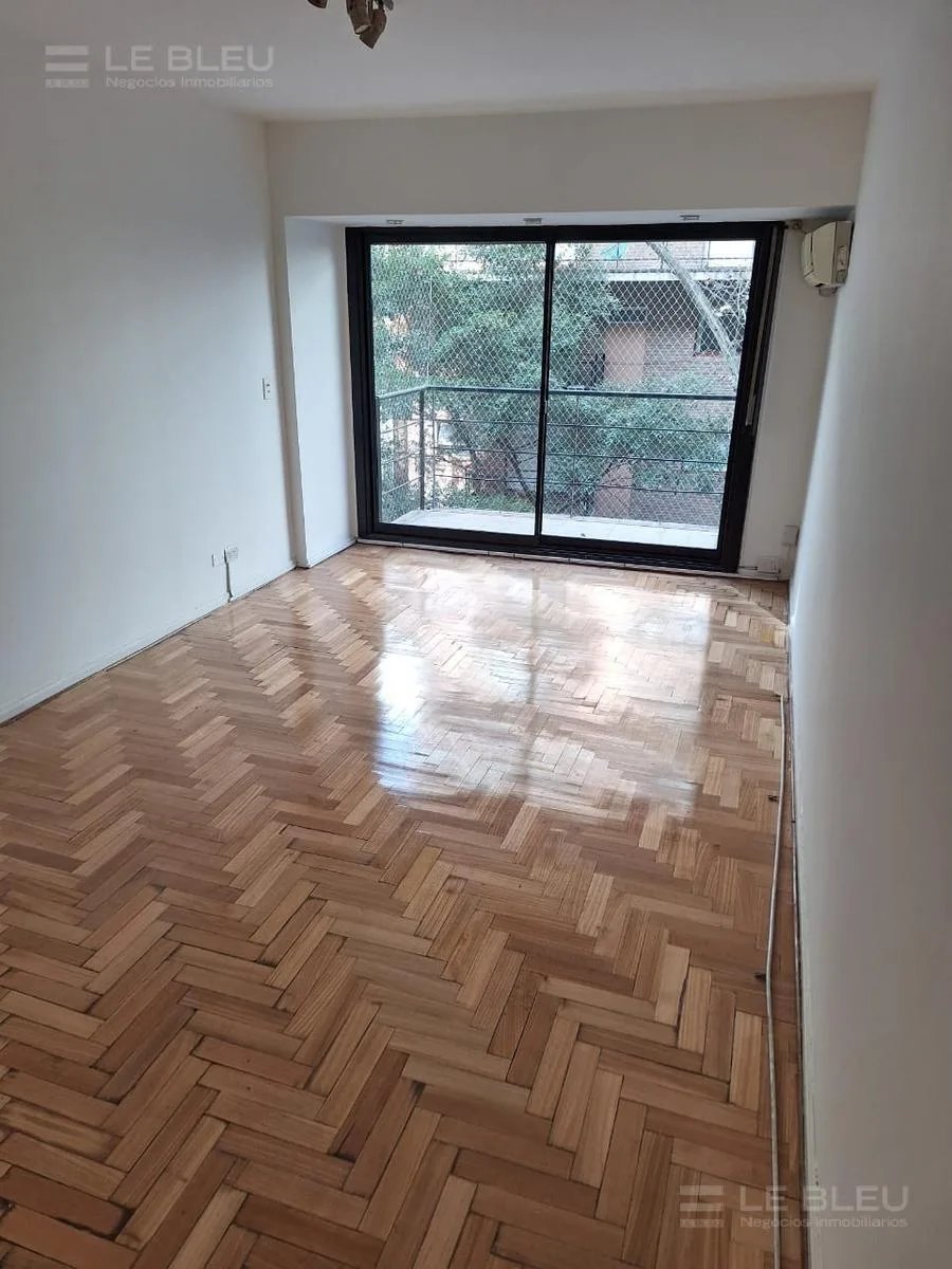 Monoambiente con patio y cochera