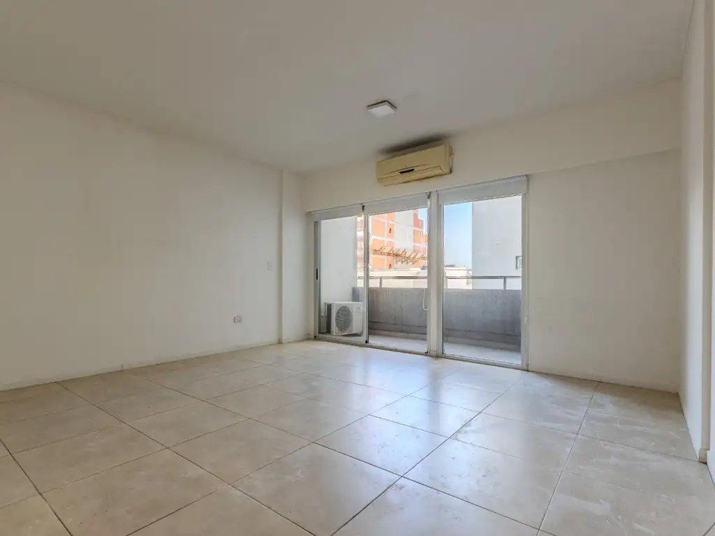 Monoambiente con balcón y pileta