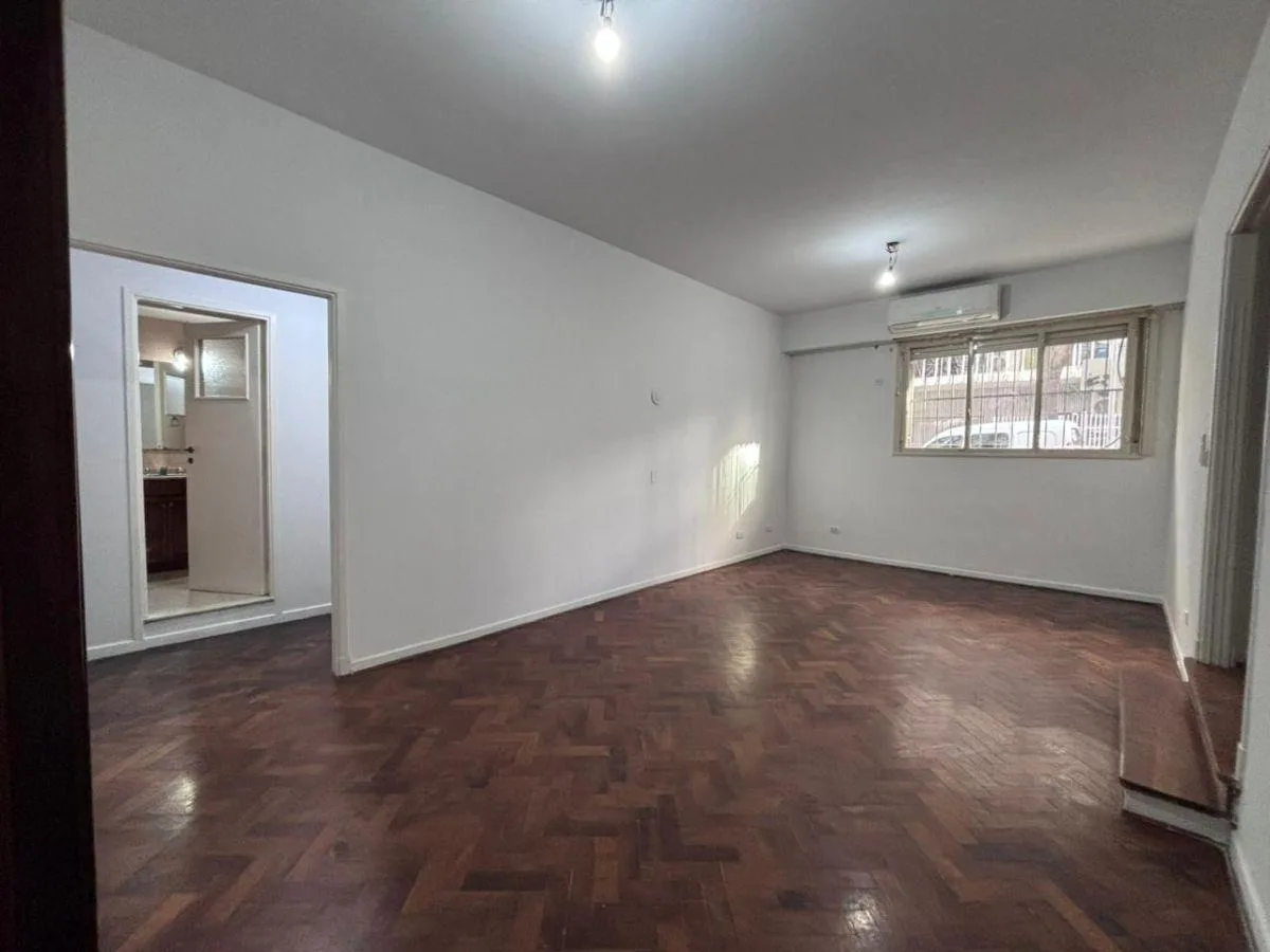 Departamento al frente con parquet
