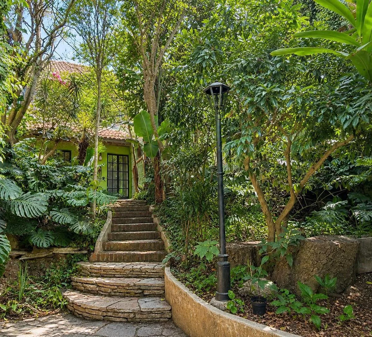 PH con jardín y chimenea