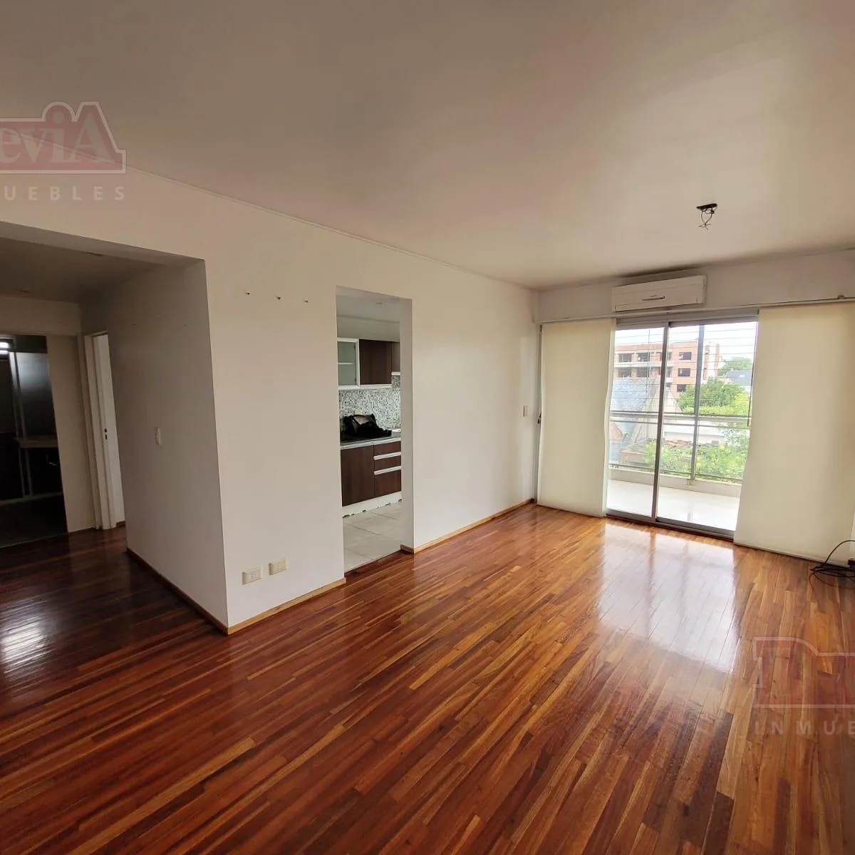 Semi piso con balcón y parrilla