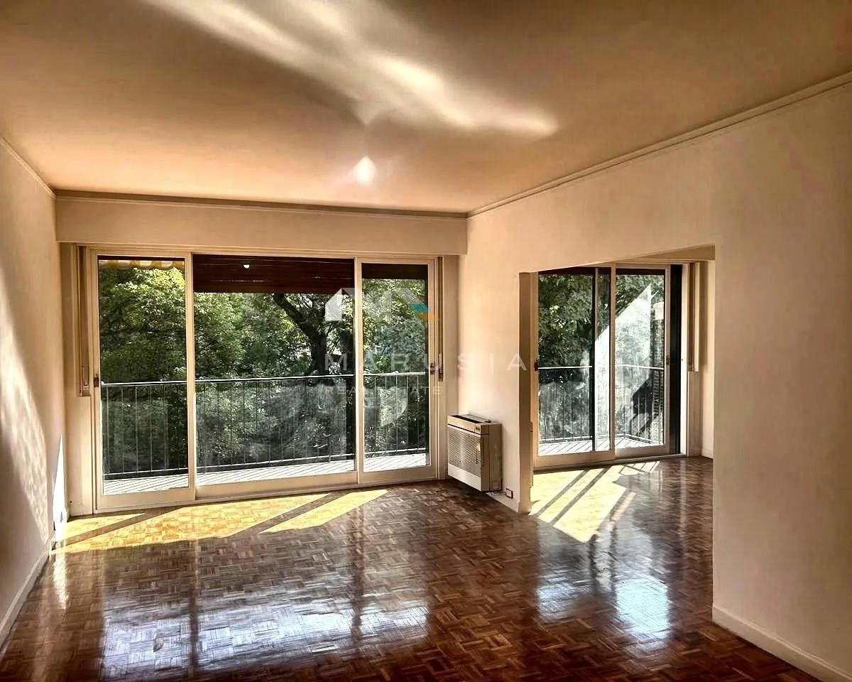Piso 5.º con balcón y cochera