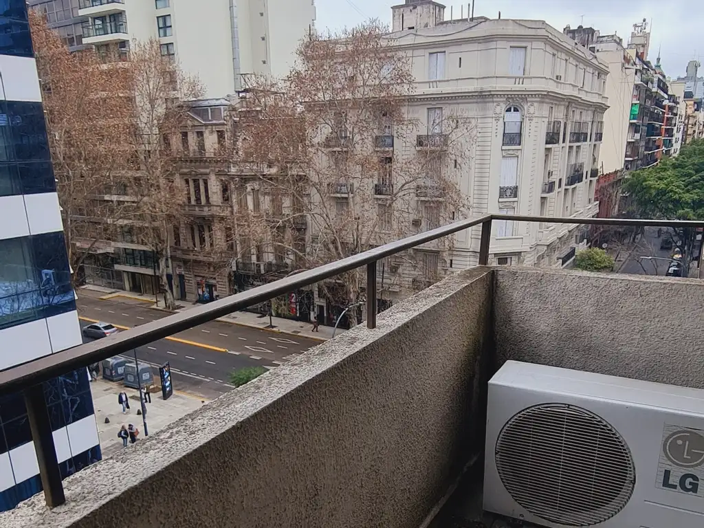 Departamento con balcón a Av. Corrientes