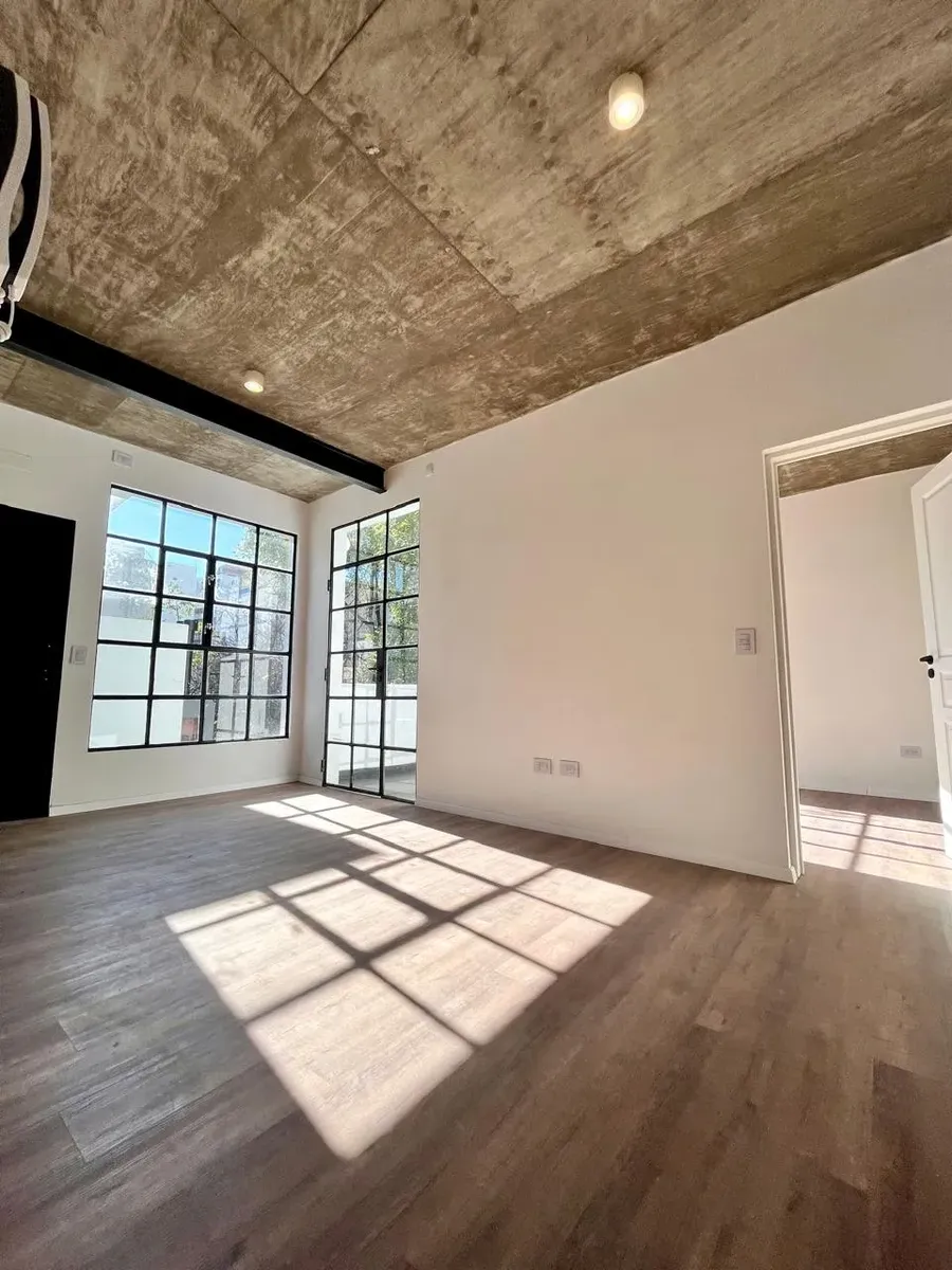 Dña. Alquila Ph De 2 Amb. A Estrenar- 45 M2 Con Balcón Y Parrilla. Inmejorable Zona San Telmo