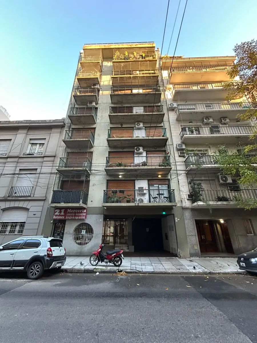 Monoambiente al frente con balcón