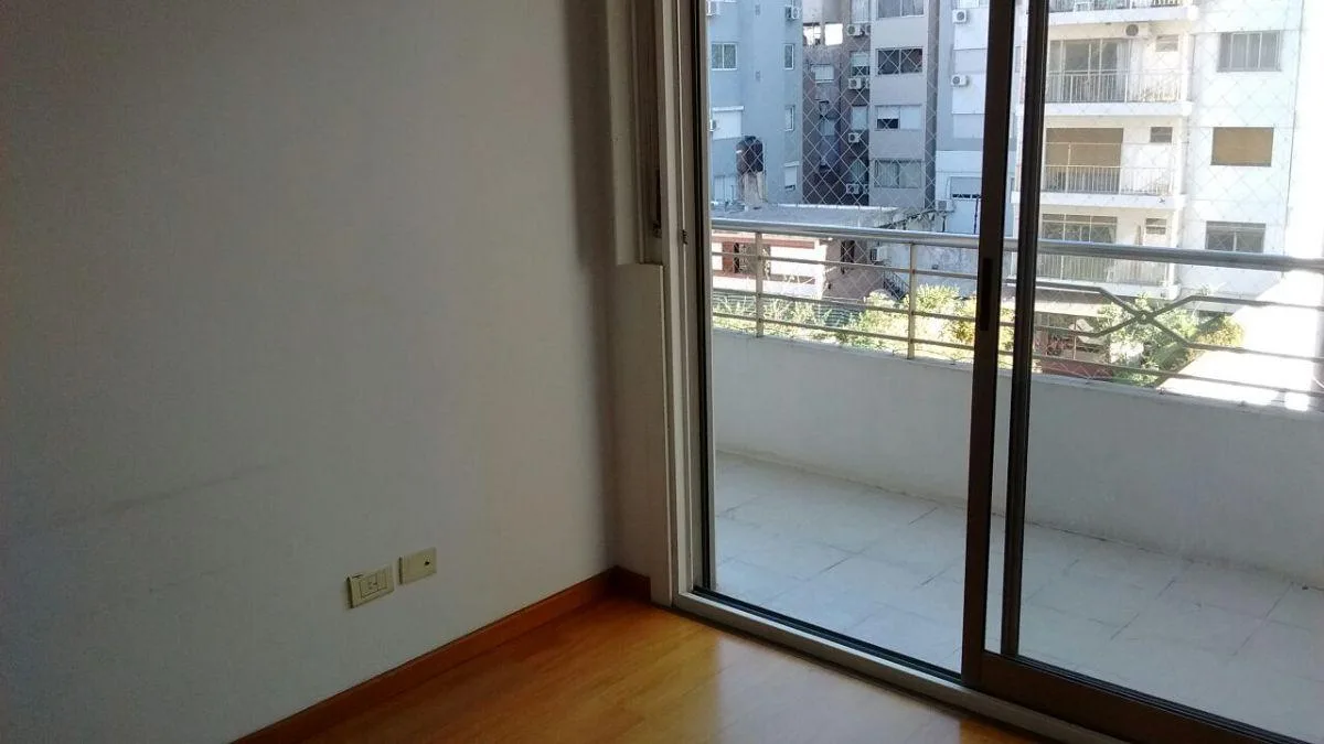 Departamento contrafrente con balcón