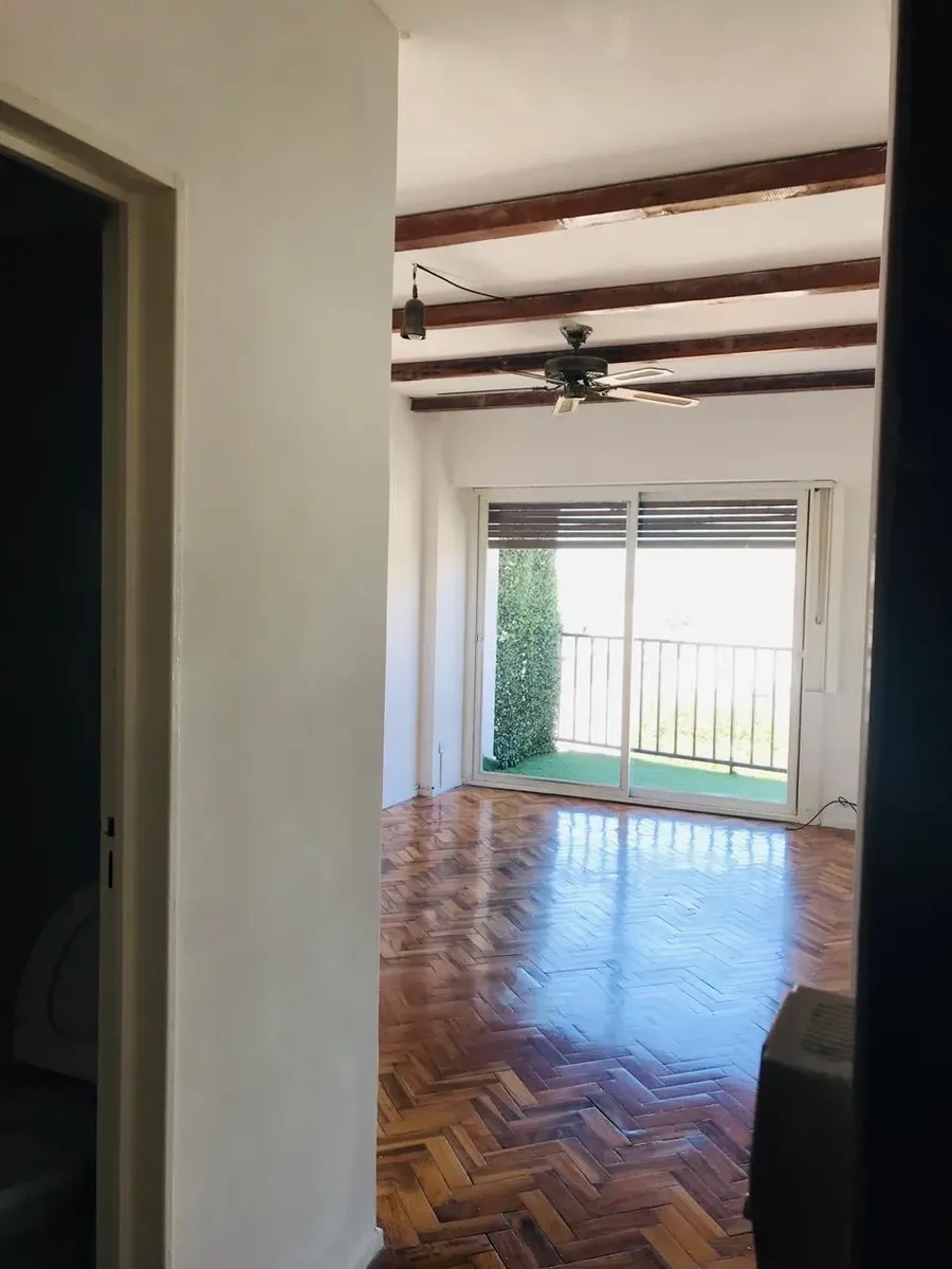 Monoambiente con balcón y cocina separada