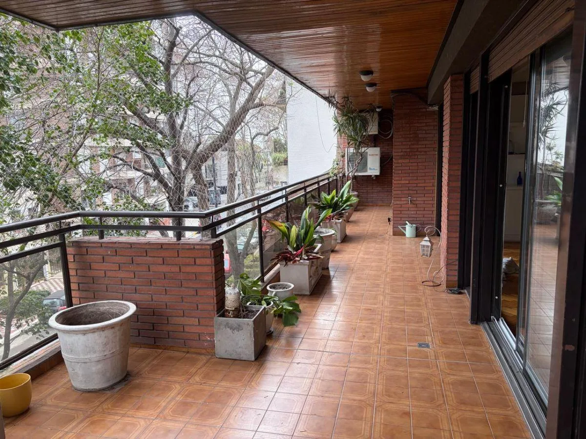 Excelente Piso con Super Balcón Terraza, Luminoso Gran Recepción, cochera Fija.