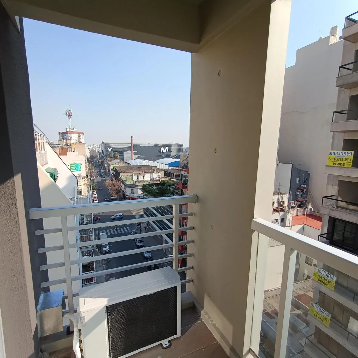 1 ambiente con balcón al frente