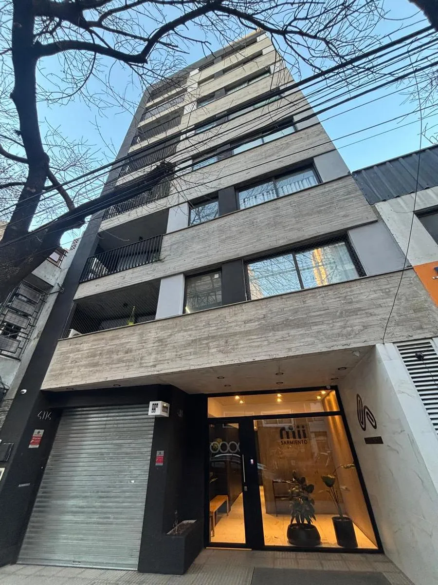 Monoambiente con balcón y parrilla
