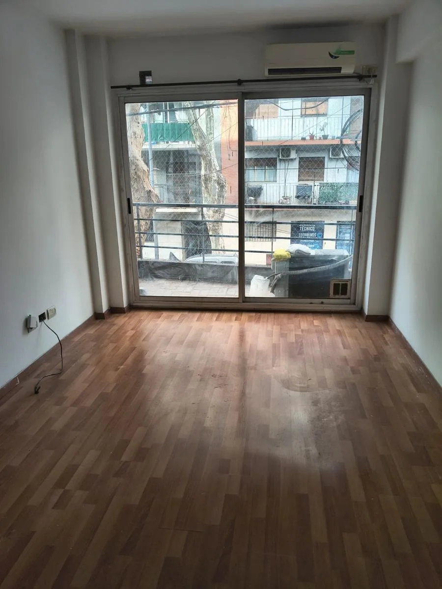 Monoambiente con balcón y terraza