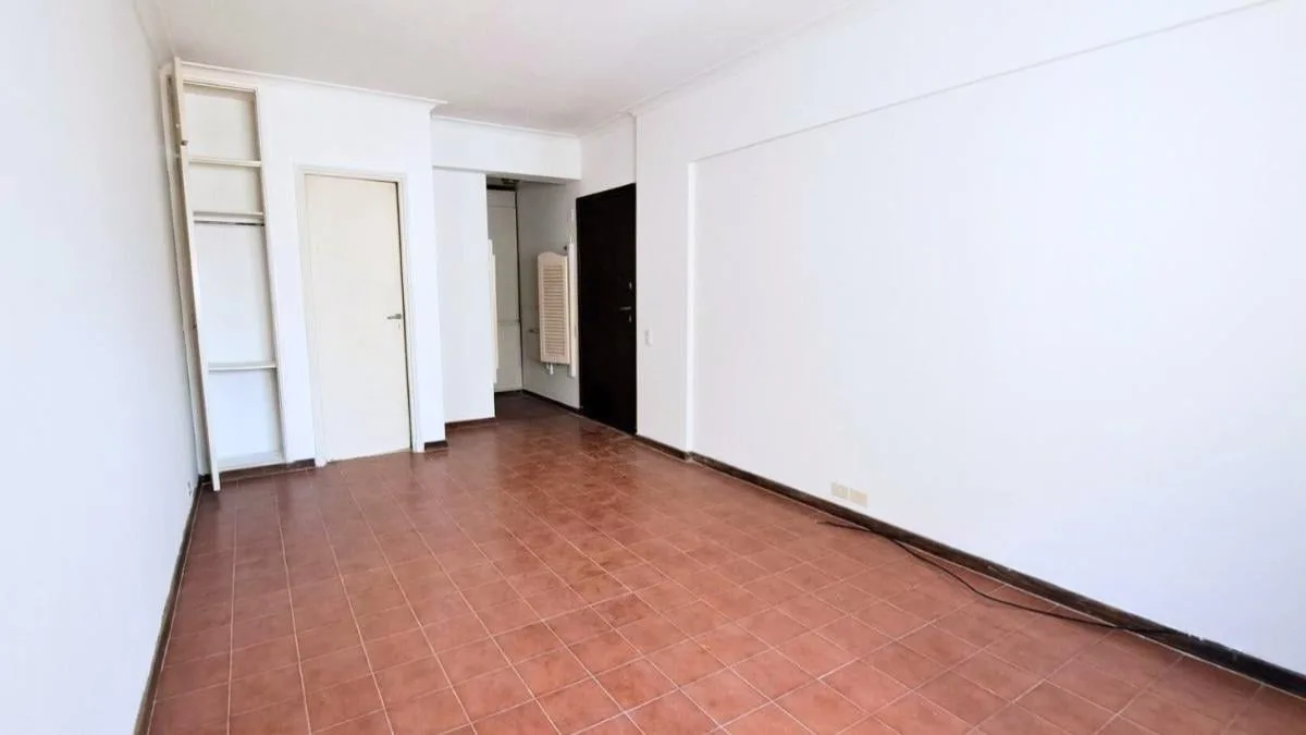 Rear-facing studio with bathtub