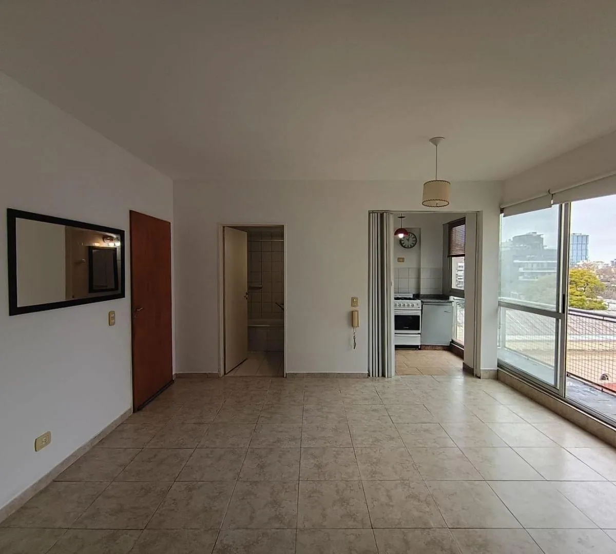 Monoambiente con balcón y vista abierta