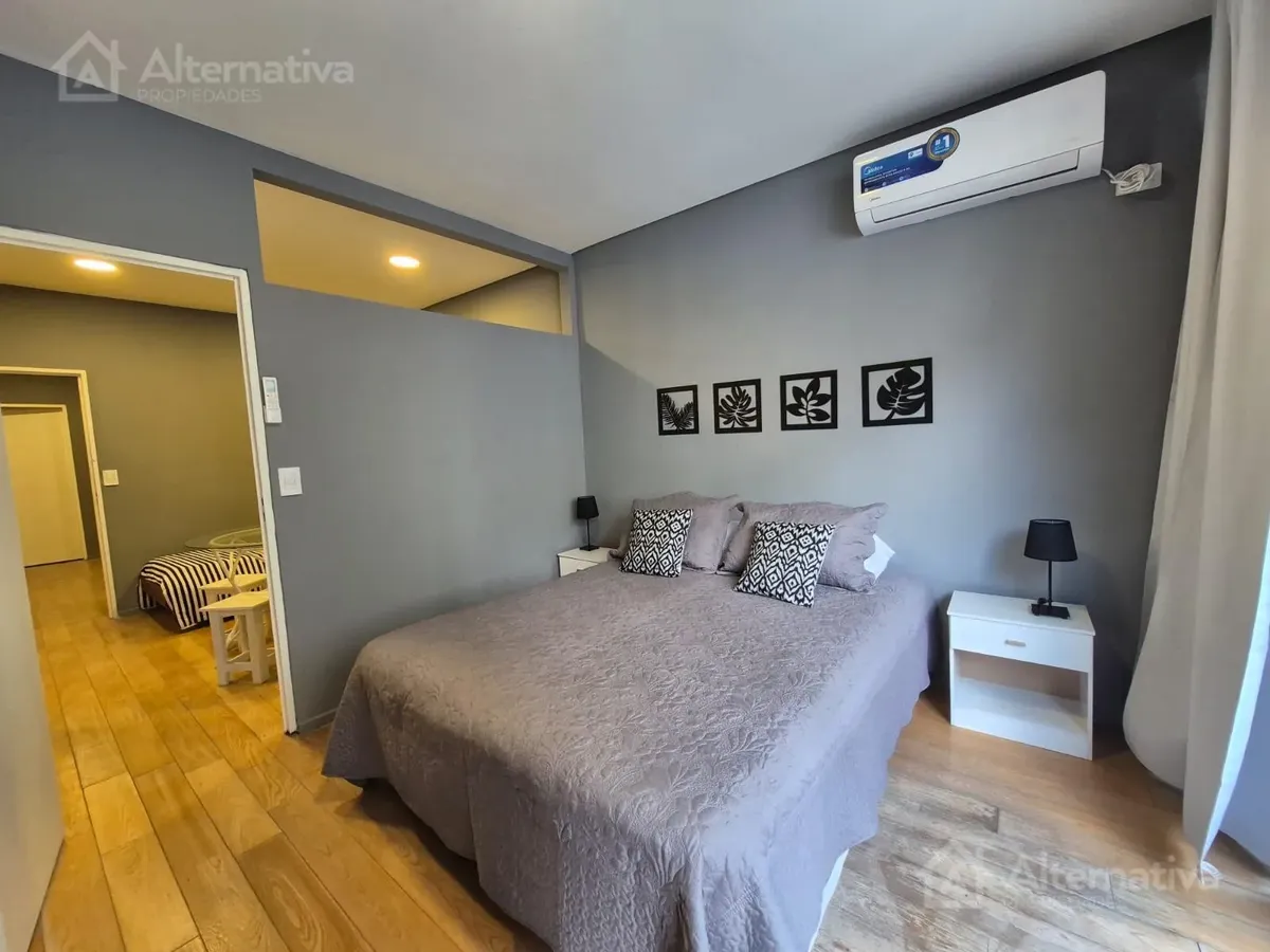Ambiente amoblado con balcón