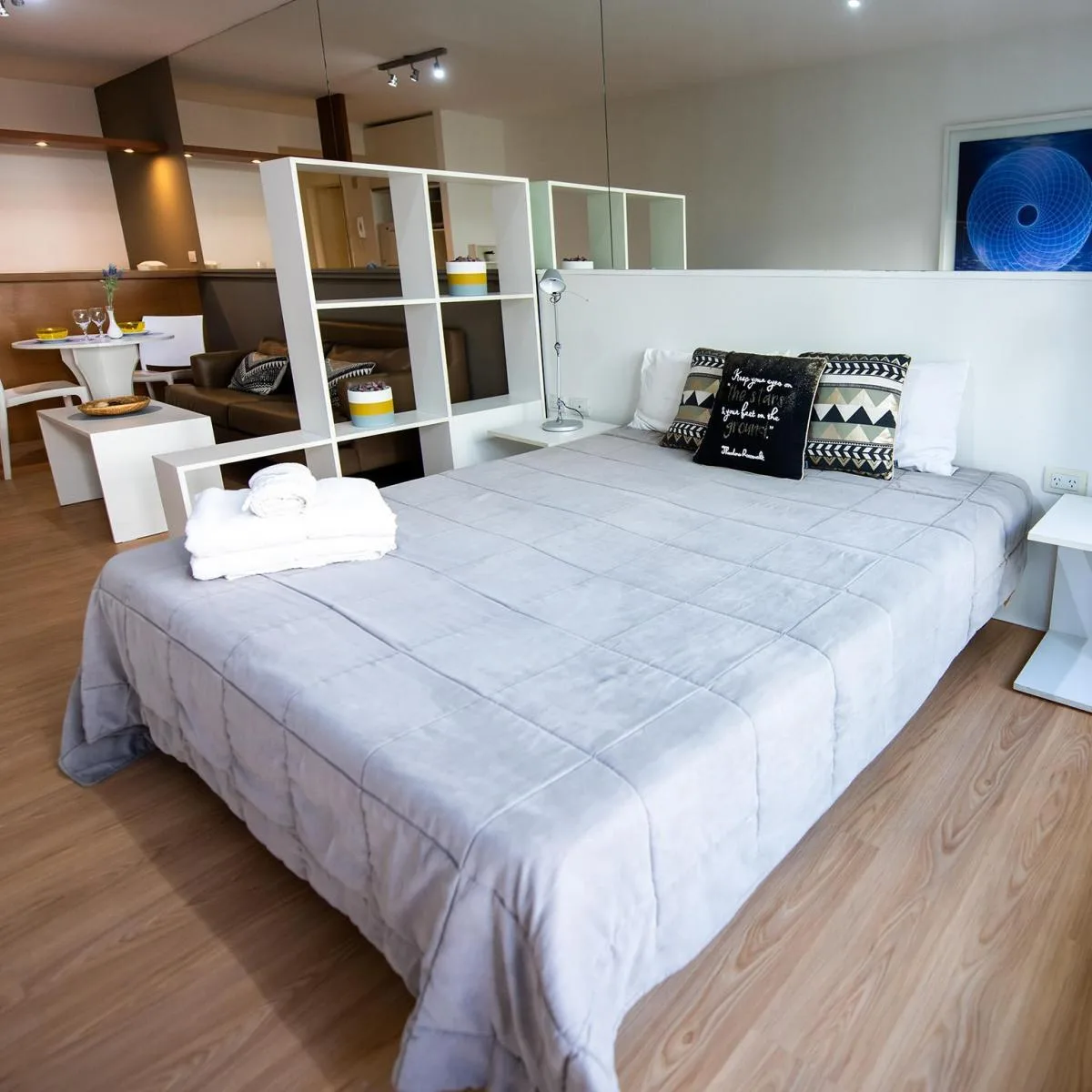 Monoambiente con balcón y amenities