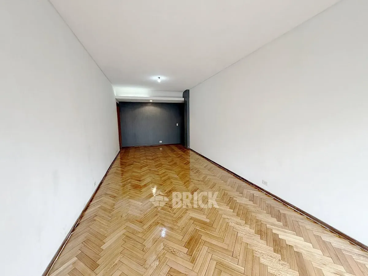Semipiso en esquina con balcón