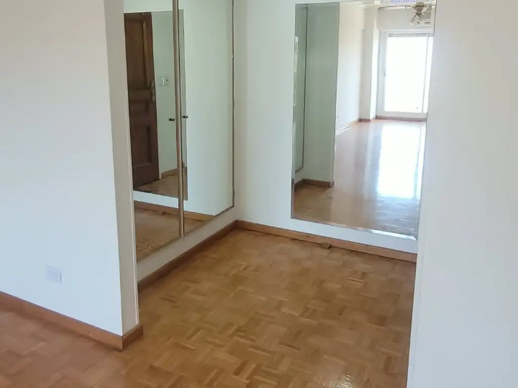 Departamento con balcón corrido
