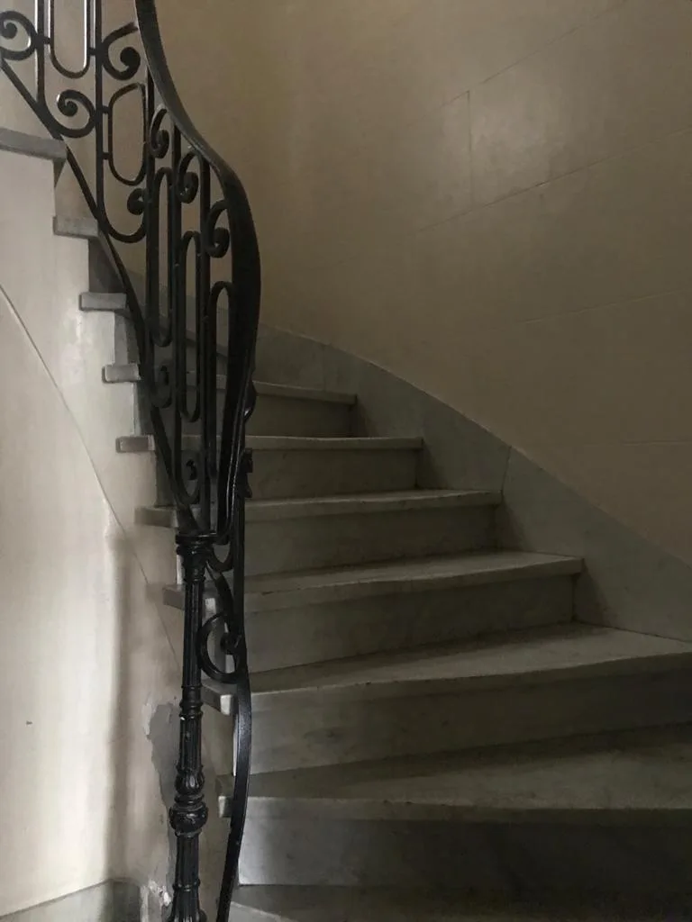 1 dormitorio con balcón y terraza
