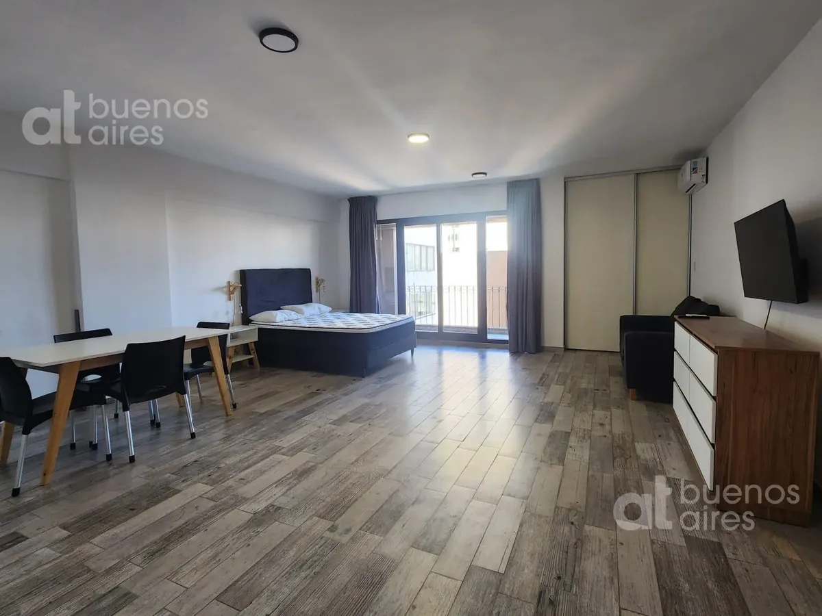 Monoambiente con balcón y piscina