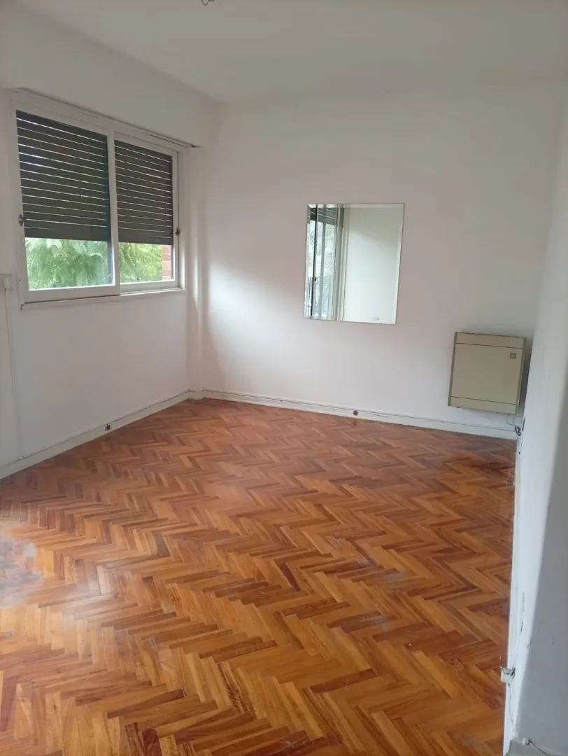 4 ambientes con balcón y patio