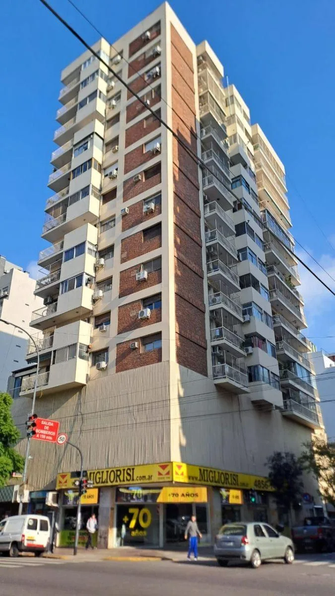 3 ambientes con balcón y cochera