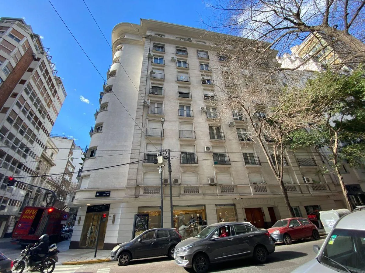 Piso alto con balcón en Recoleta