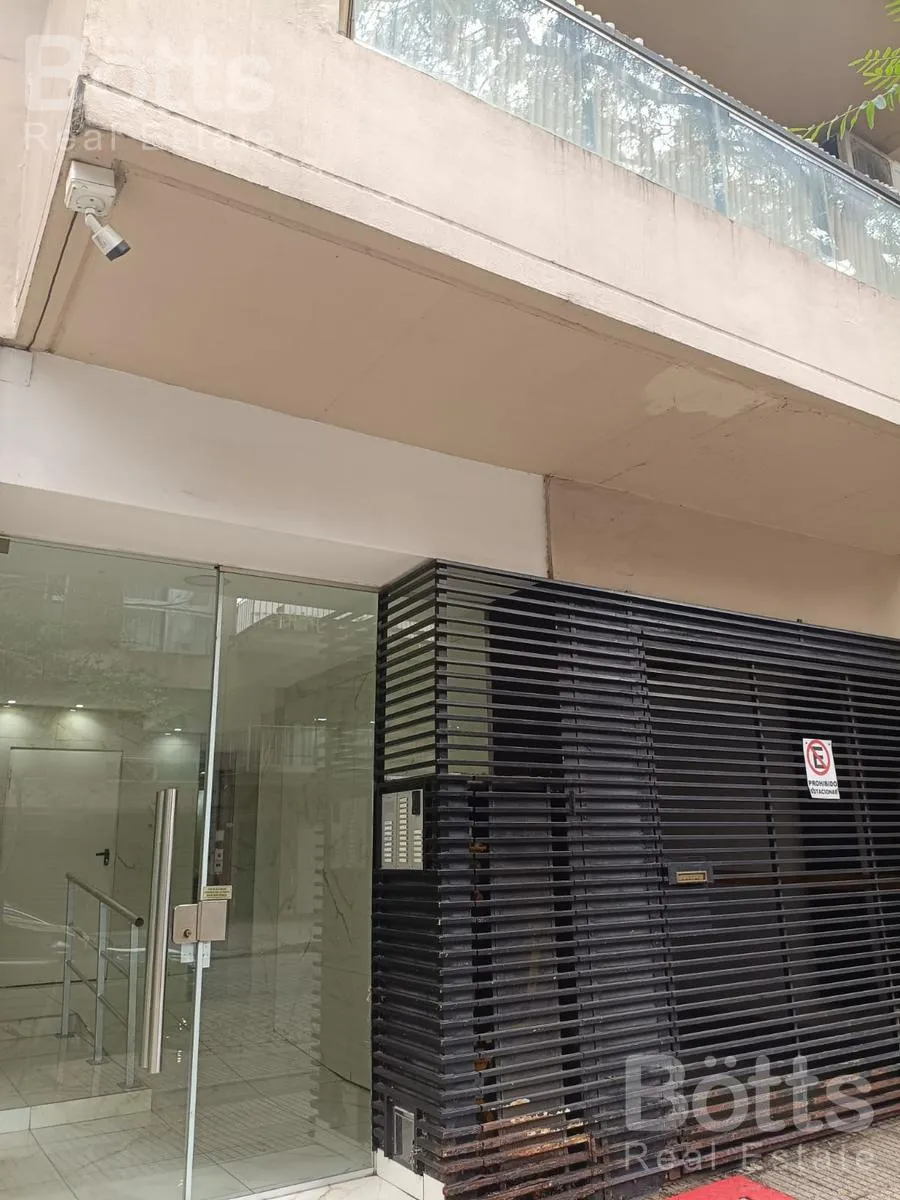 Monoambiente con balcón a la calle