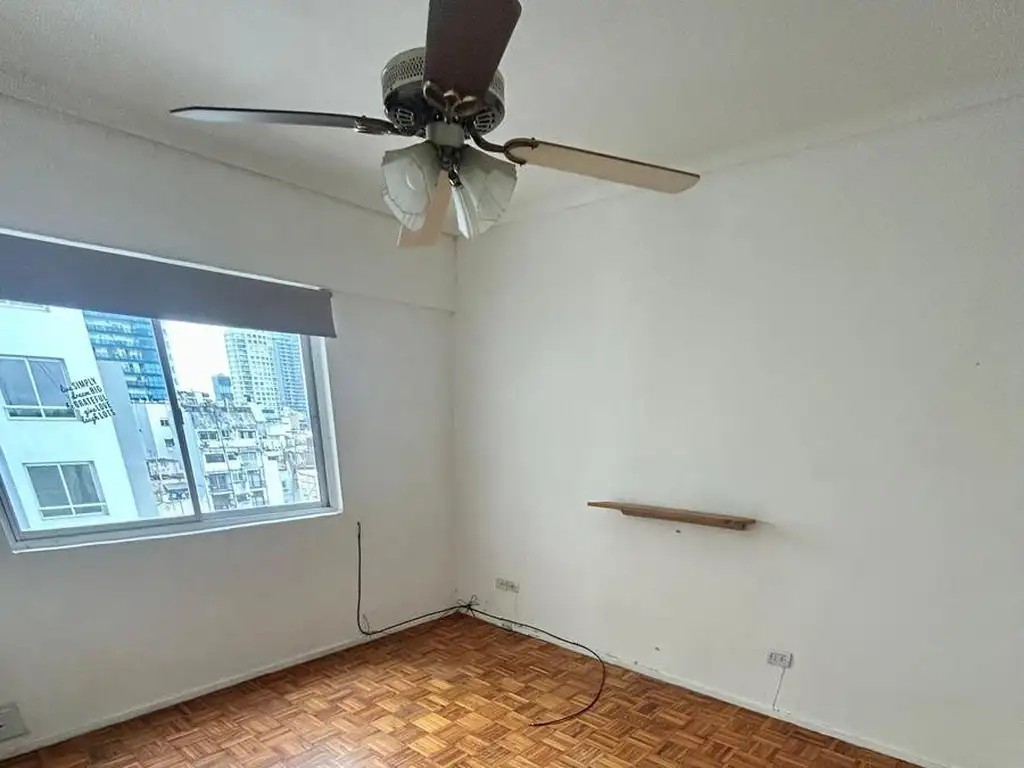 Monoambiente con parquet y bañera