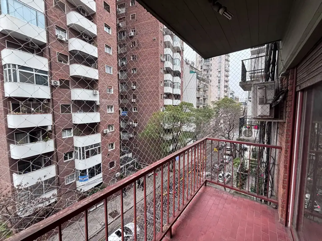 Estudio con balcón al frente