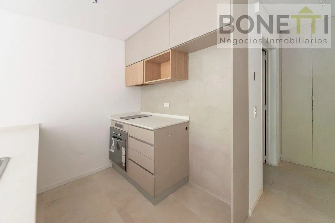 Monoambiente con balcón y parrilla
