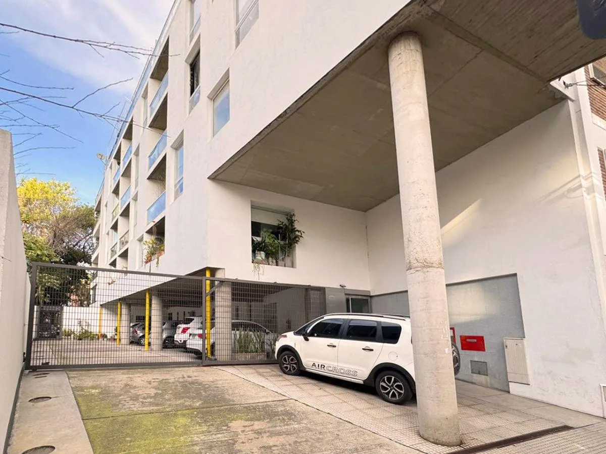 Ambiente con balcón y A/C