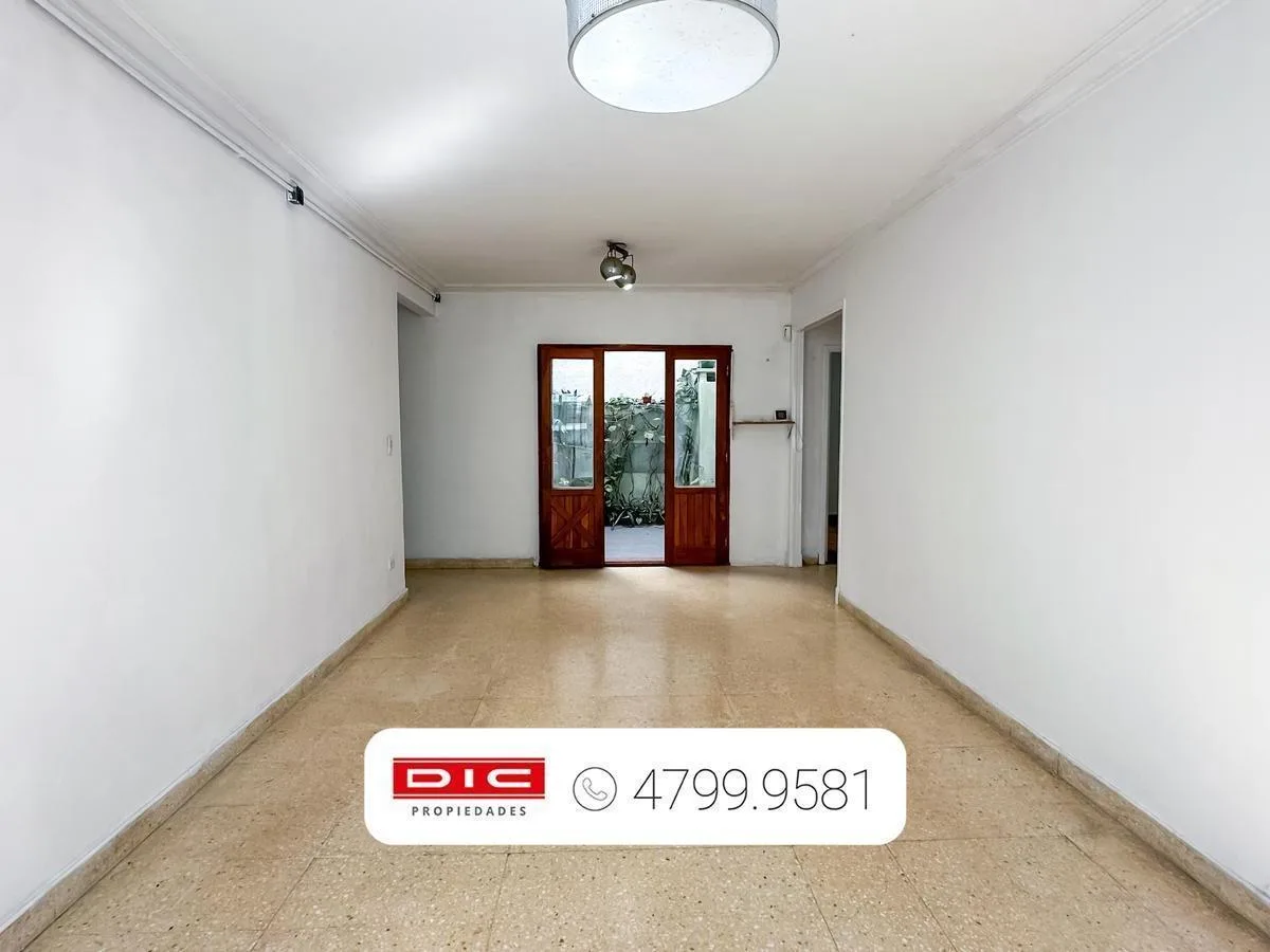 Departamento con balcón y patio
