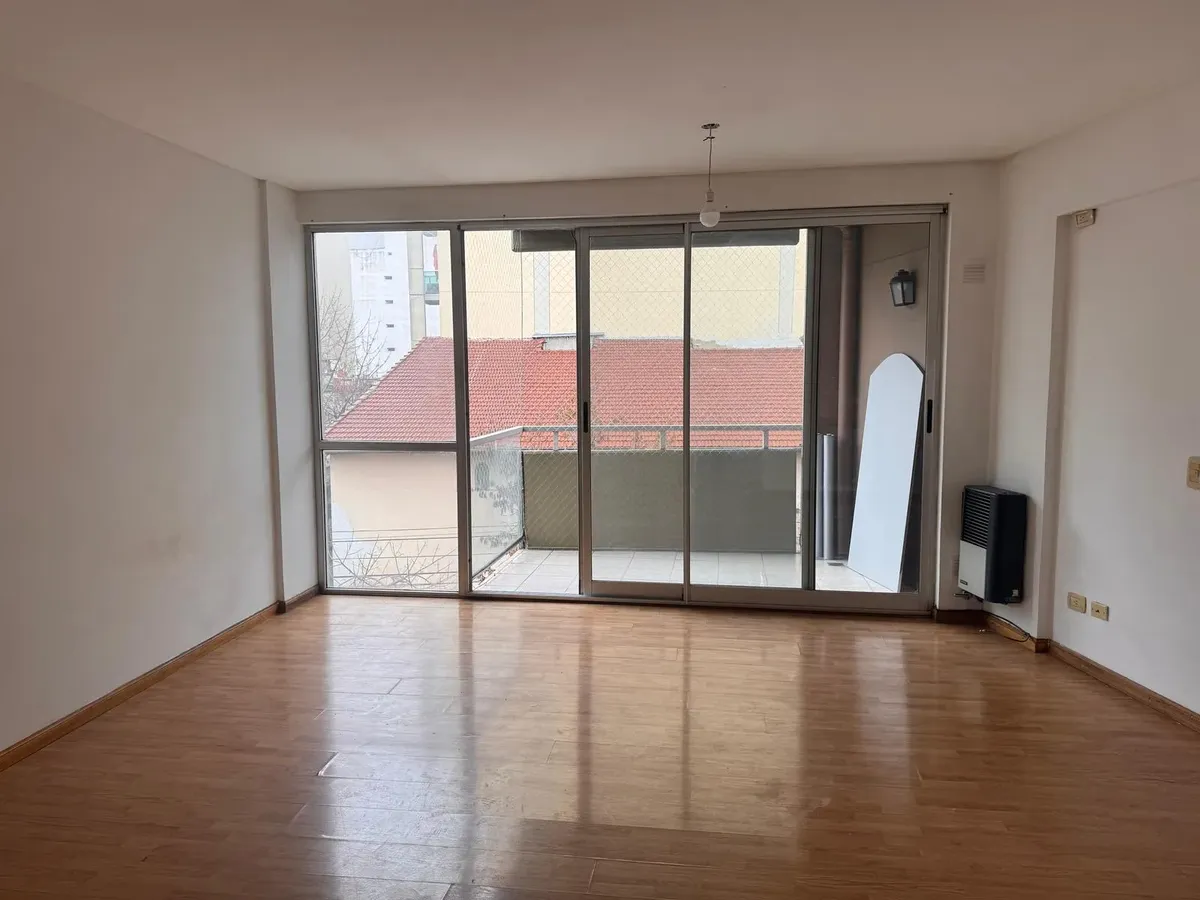 Monoambiente con balcón al frente