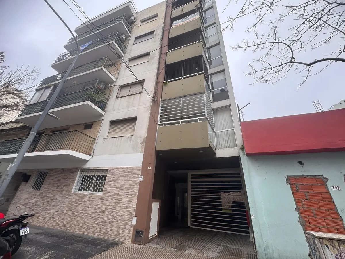 Monoambiente con balcón al frente