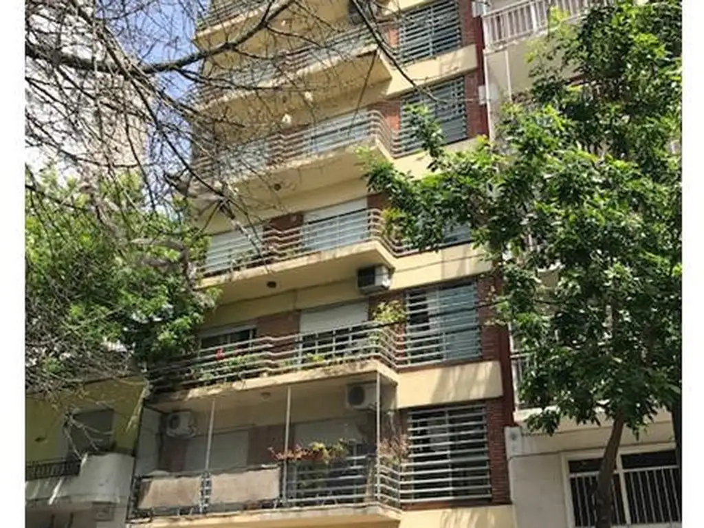 2 ambientes con balcón corrido
