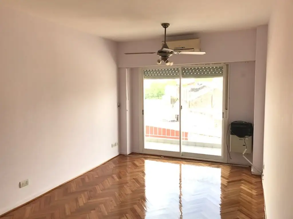 2 ambientes con balcón corrido