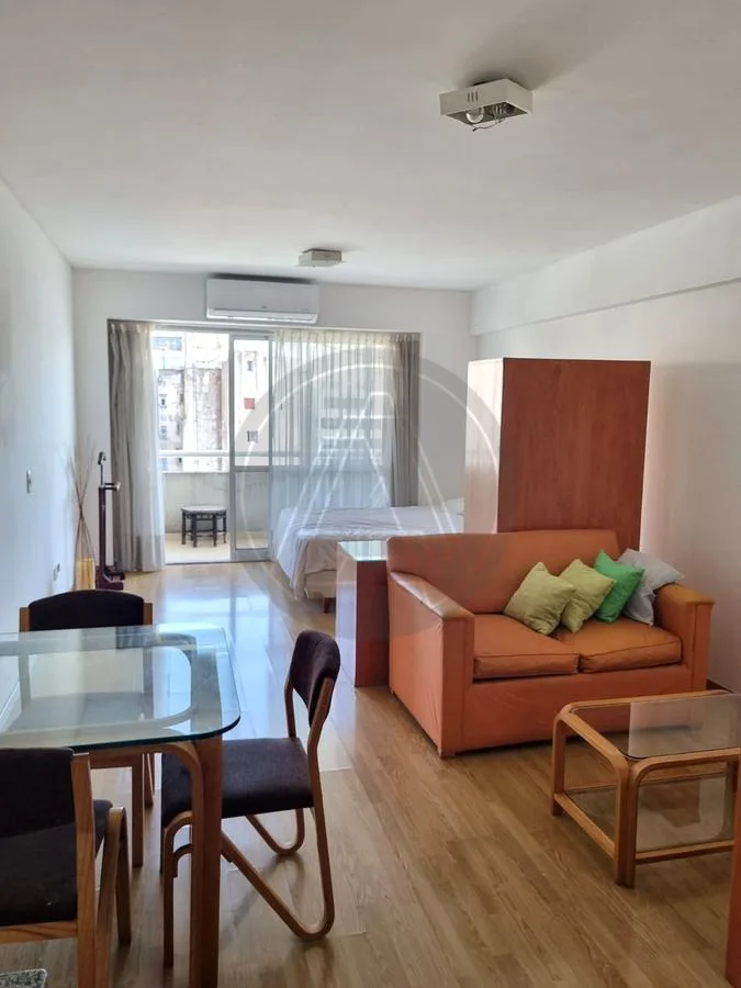 Monoambiente amoblado con balcón