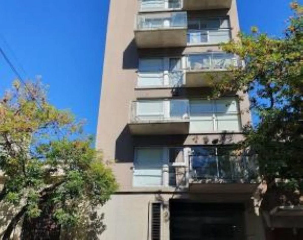 Monoambiente con balcón terraza y parrilla