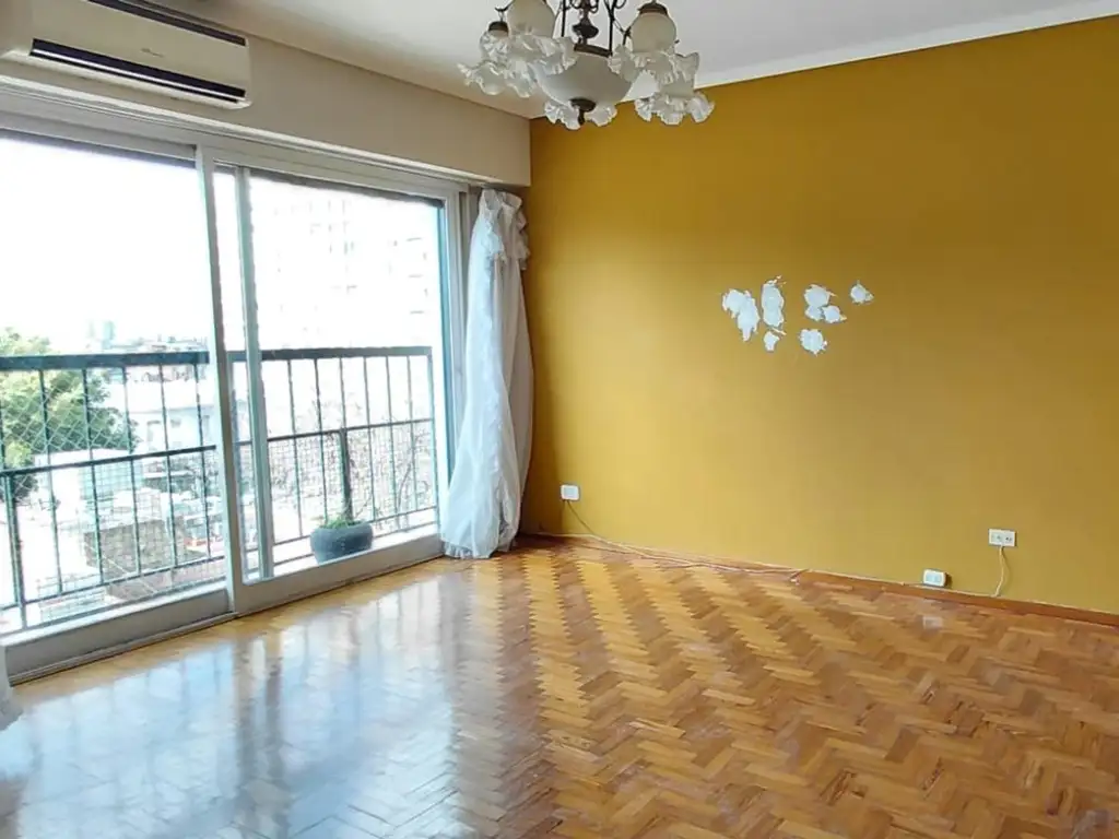 Departamento en Villa Urquiza con balcón francés