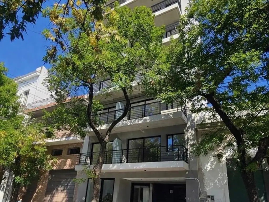 Monoambiente con balcón y terraza