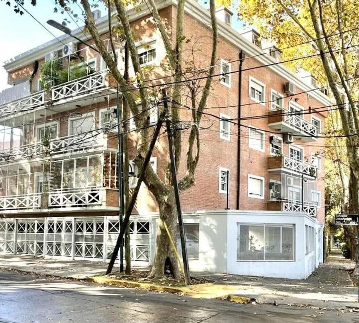 2 dormitorios con balcón al frente