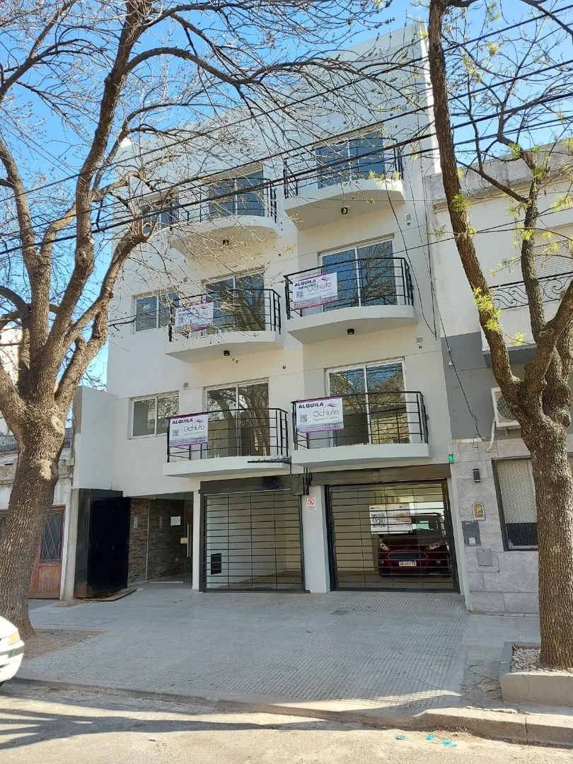 Departamento con balcón y cochera