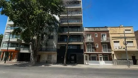 Monoambiente contrafrente con balcón