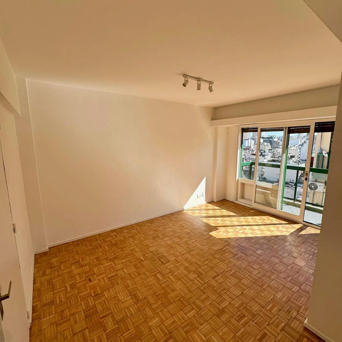 Departamento 15° piso con balcón
