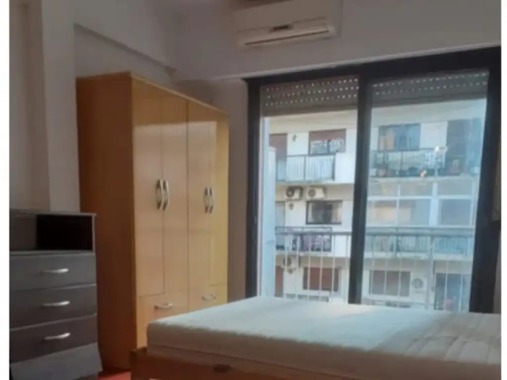 Monoambiente a la calle con balcón