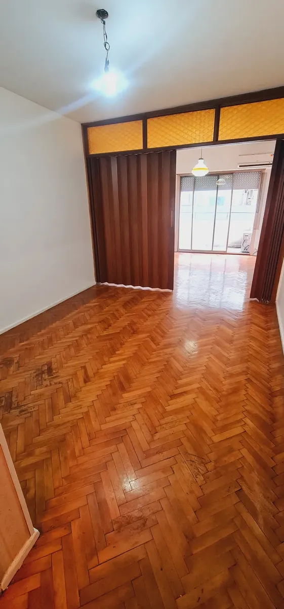 2 ambientes con balcón al frente