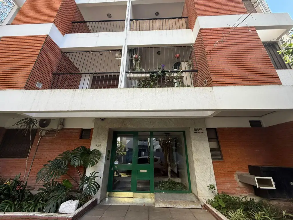 Departamento con balcón en Olivos