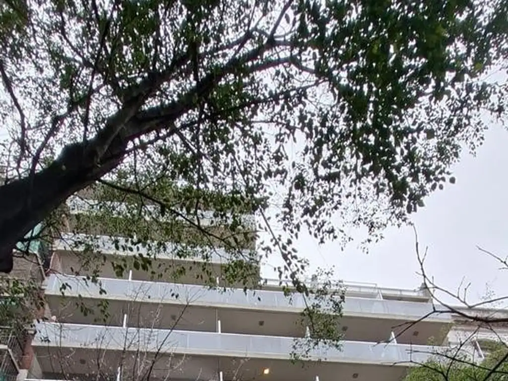 Monoambiente con balcón corrido
