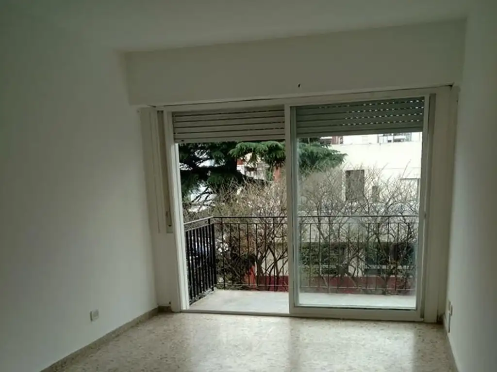 Departamento con balcón al frente