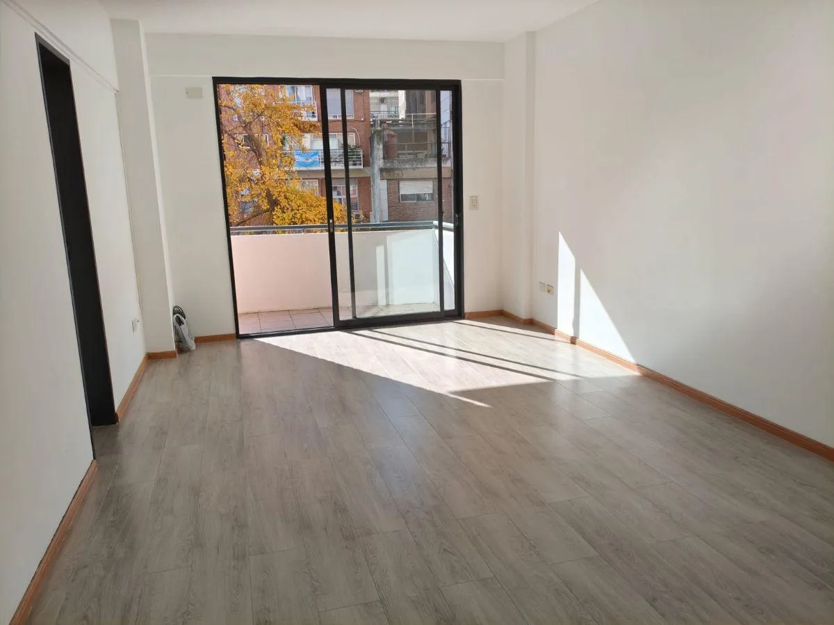Monoambiente con balcón y parquet